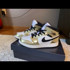 Air Jordan 1 Mid SE (GS) ‘Metallic Gold’
